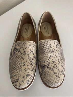 Comfortiva ryen slip on memory foam shoes  snakeskin size 8.5m euc